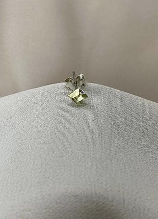 Срібна моносережка з з фіанітом салатового кольору.