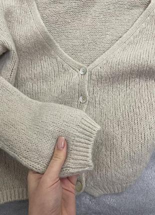 Шерстяний светр дуже гарний і ніжний