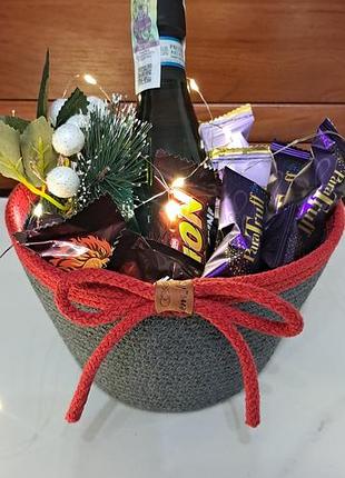Подарочная корзина 
стильная праздничная корзина – готовое решение для подарка.