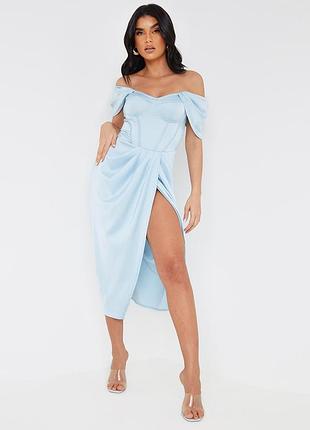 Голубое платье prettylittlething с открытыми плечами