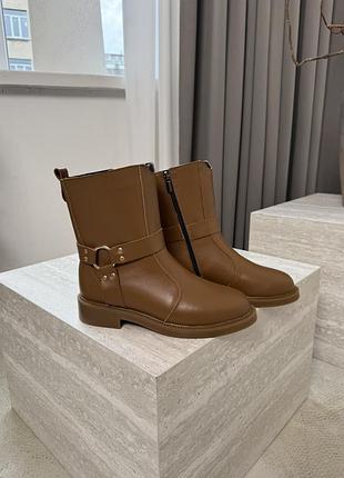 Жіночі коричневі шкіряні черевики на блискавці