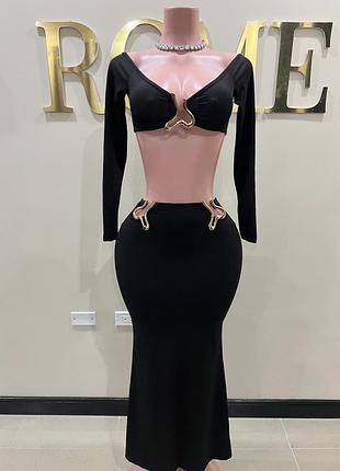 Чорний стильний костюм з золотою фурнітурою та вирізами