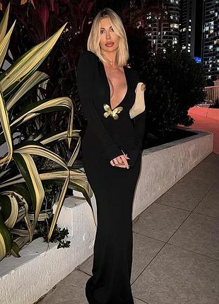 Чорна силуетна сукня міді з відкритим декольте та золотою фурнітурою