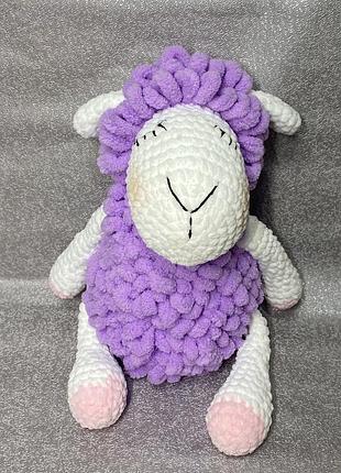 Овечка. вʼязана мʼяка іграшка.