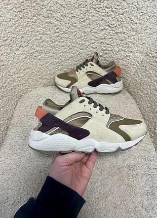 Оригінальні жіночі кросівки nike air huarache sp у кольорі khaki/madder root