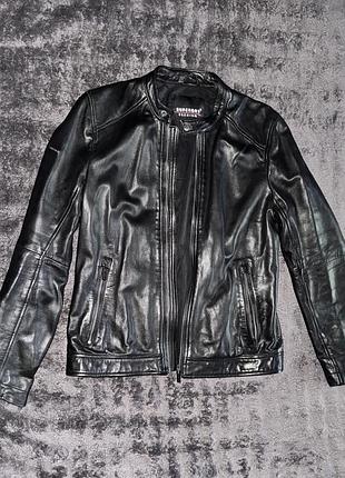 Шкіряна куртка чорного кольору, розмір s-m. вдягалася пару разів, в гарному стані.