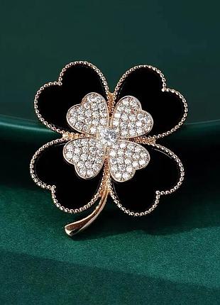 Элегантная брошь в виде цветка