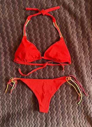 Яркий женский купальник красного цвета.