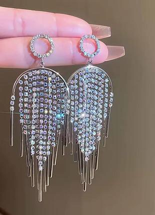 Серьги в виде ярких цветков камешки