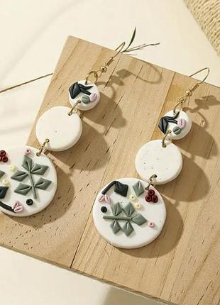 Серьги из полимерной глины с флористическими элементами