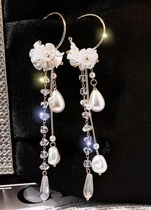 Серьги с объемными белыми цветами и каскадом подвесок длинные