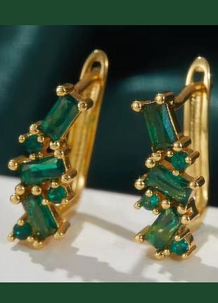 Серьги с зелеными прямоугольниками и камушками