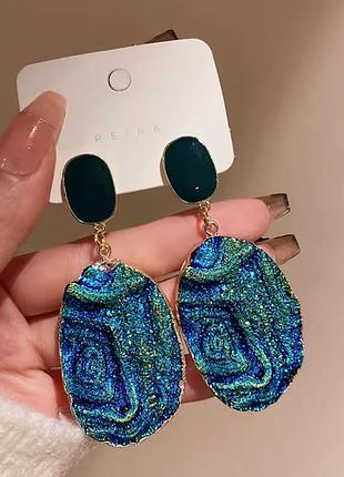 Серьги асимметричные с темно-зеленым верхом и большим ярким низом 3д