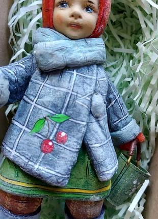 Стильная, яркая, коллекционная елочная игрушка из серии "способство" - "девочка с ведерком", лимитированный тираж.