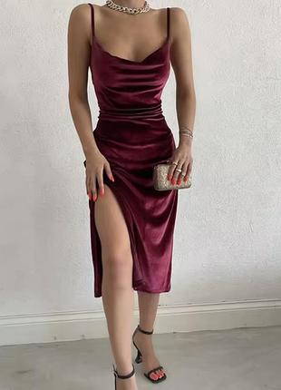 Гарна червона сукня