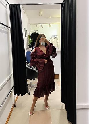 Вечернее коктейльное платье миди с открытыми плечами в актуальном цвете бордо na-kd
