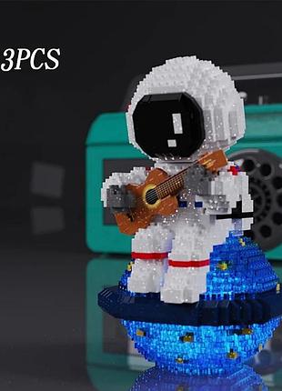 Уценка! конструктор "гитарист-астронавт" – 1423 детали, светящаяся сборная модель для декора, в стиле лего (фабричная коробка)