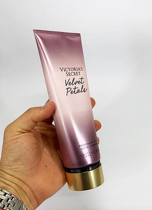 Увлажняющий лосьон victoria's secret velvet petals 236 мл, парфюмированный масляный крем для тела pb-80
