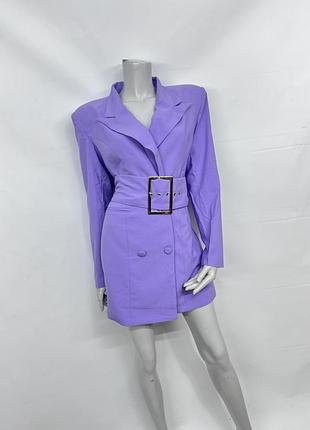 Лавандова жакет-сукня, яка тримає характер.