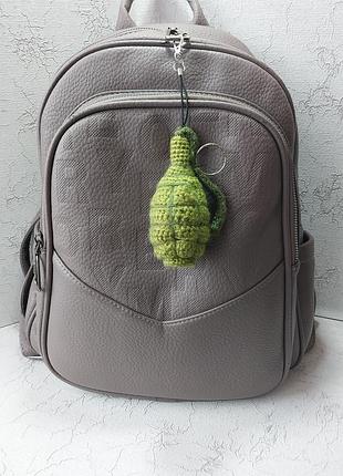 Граната брелок на рюкзак, обвес на сумку граната, вязаная игрушка