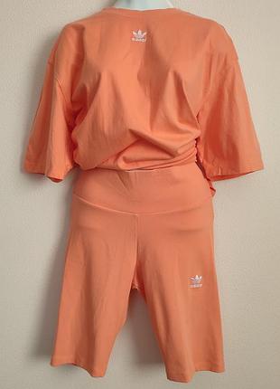 Спортивный костюм adidas с футболкой и шортами в рубчик.