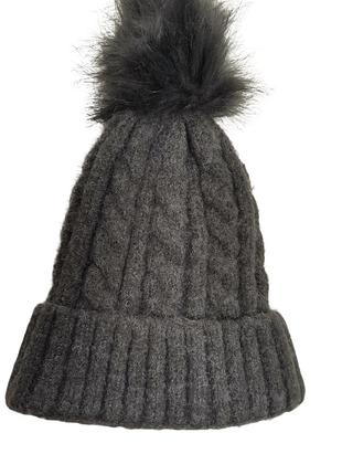 Сіра шапка з помпоном