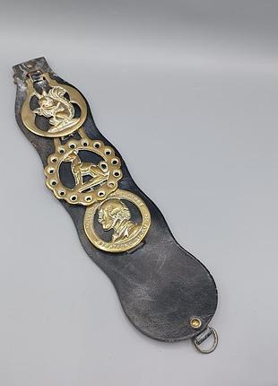 Винтажные медальоны лошадиной сбруи (horse brasses) на кожаном ремешке.