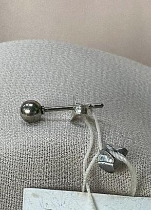 Срібна моносережка пуссет у вигляді кульки.