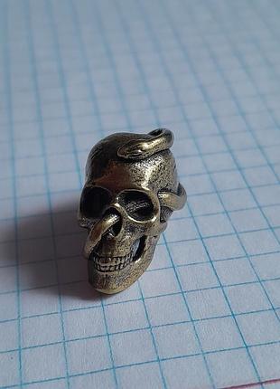 Намистина череп с змеей