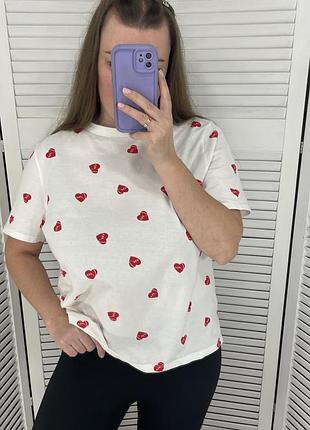 Футболка в сердечка