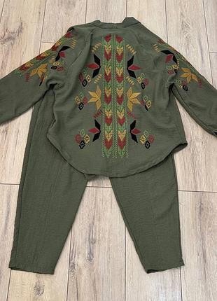 Костюм з вишивкою