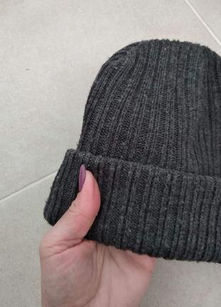 Теплая двойная шапка темно серого цвета на 8 -12 лет.3 фото