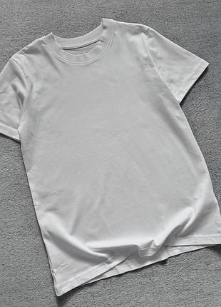 Біла базова футболка