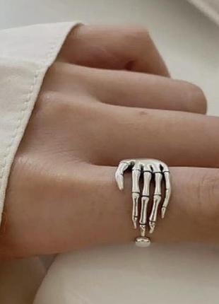 Кольцо рука скелета