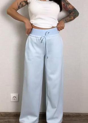 Красиві спортивні штани з високою посадкою.