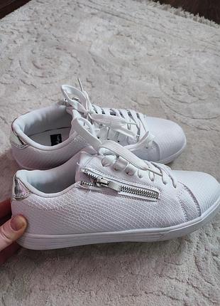 Кеды белого цвета