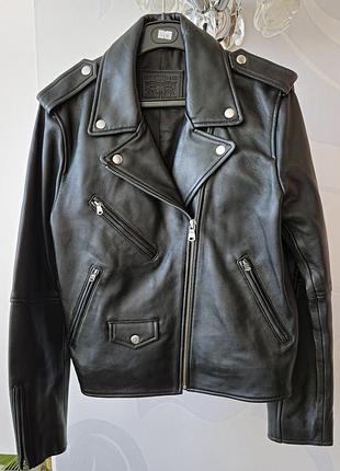 Женская черная кожаная куртка-косуха (мотоциклетная куртка) от бренда levi's. р. s