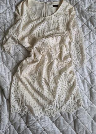 Великолепное белое женское платье