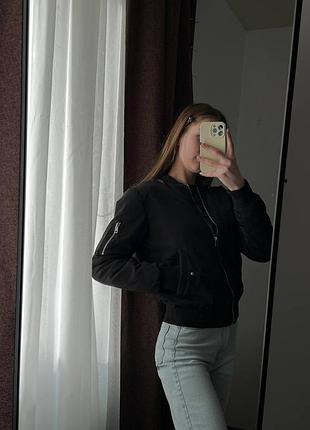 Чорний бомбер на блискавці