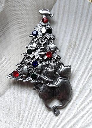 Брошь-кулон в стиле jj," cats decorating fish christmas tree» (коты, украшающие рыбную елку), 7,3 см, новый год, елка, редво, кот 3