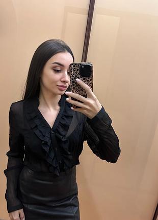 Чорна напівпрозора блуза з рюшами