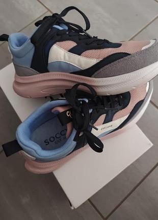 Продам фирменные кроссовки цена 1300