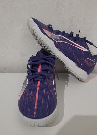 Подростковые кроссовки.