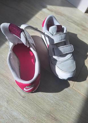 Кросівки дитячі nike 35 
на шнурівці білі