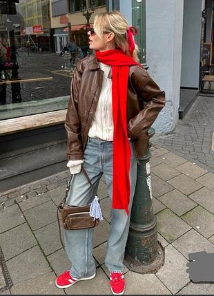 Красный шарф