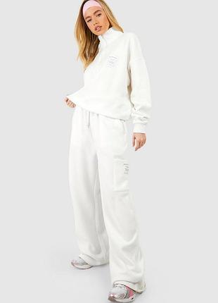 Boohoo, широкие спортивные штаны.
