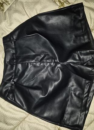 Кожаные черные шорты