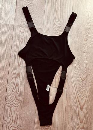 Шикарний суцільний купальник з вирізами
