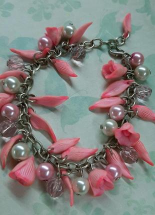 Браслет з рожевими квітами з полімерної глини та перлинами