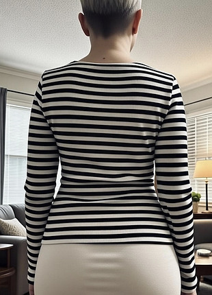 Классический чёрно-белый лонгслив в тонкую полоску от бренда springfield. испания.